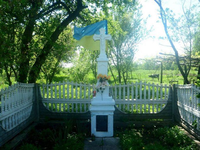 Пам’ятний хрест неподалік місця загибелі Юрія Липи